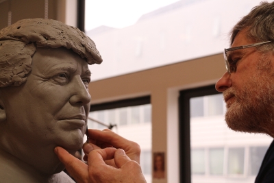 Eric Saint Chaffray vyrabí model pro Trumpovu sochu
